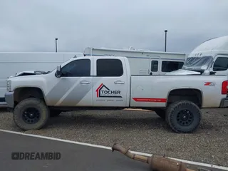 2008 Chevrolet Silverado 3500HD SRW 1LT z VIN 1GCHK33628F100592, wystawiony jako IAAI lot #41838192 z przebiegiem 221 333 mil mil oraz . Historia ofert i sprzedaży dostępna na DreamBid. Obrazek 14.