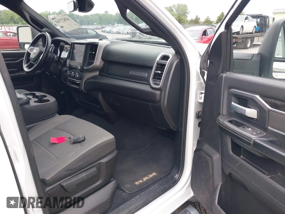 2024 Ram 2500 Big Horn z VIN 3C6UR5DL0RG154118, wystawiony jako IAAI lot #42427743 z przebiegiem 65 535 mil mil oraz . Historia ofert i sprzedaży dostępna na DreamBid. Obrazek 5.