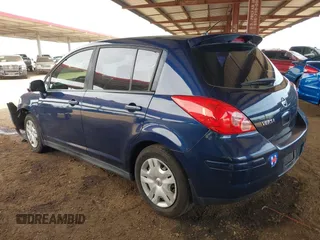 2012 Nissan Versa S z VIN 3N1BC1CPXCK258122, wystawiony jako IAAI lot #42164469 z przebiegiem 64 594 mil mil oraz . Historia ofert i sprzedaży dostępna na DreamBid. Obrazek 3.