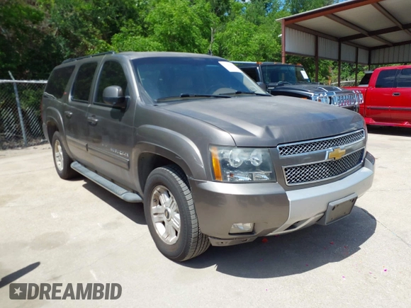 2013 Chevrolet Suburban LT with VIN 1GNSCJE03DR337592, listed as a IAAI auction lot 42101370 with 204,311 mi miles. Bid and sale history available at carsss.com. Image 1.