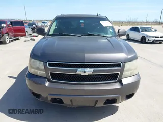 2010 Chevrolet Suburban LS z VIN 1GNUKHE36AR207087, wystawiony jako IAAI lot #41729820 z przebiegiem 266 177 mil mil oraz . Historia ofert i sprzedaży dostępna na DreamBid. Obrazek 12.