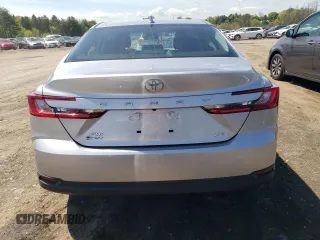 2025 Toyota Camry LE z VIN 4T1DBADK2SU525291, wystawiony jako Copart lot #54872725 z przebiegiem 5 855 mil mil oraz Szkoda całkowita • Salvage title. Historia ofert i sprzedaży dostępna na DreamBid. Obrazek 6.