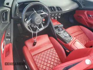 2020 Audi R8 Spyder performance z VIN WUA4BCFX3L7901606, wystawiony jako Copart lot #75199024 z przebiegiem Nie podano mil oraz Nie do naprawy. Historia ofert i sprzedaży dostępna na DreamBid. Obrazek 8.