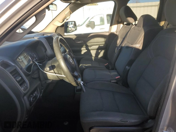 2019 Ram 1500 Tradesman z VIN 1C6SRFCT9KN738027, wystawiony jako Copart lot #87824045 z przebiegiem 198 889 mil mil oraz Czysty tytuł • Clean title. Historia ofert i sprzedaży dostępna na DreamBid. Obrazek 7.