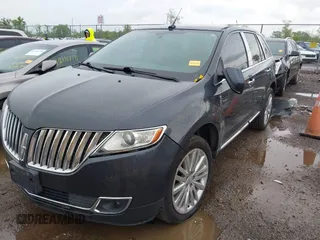 2013 Lincoln MKX z VIN 2LMDJ8JK4DBL30807, wystawiony jako IAAI lot #42199404 z przebiegiem 153 475 mil mil oraz . Historia ofert i sprzedaży dostępna na DreamBid. Obrazek 17.