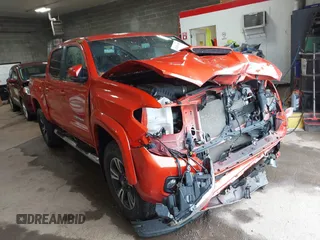 2017 Toyota Tacoma SR5 z VIN 5TFCZ5AN1HX060429, wystawiony jako IAAI lot #42305435 z przebiegiem 136 420 mil mil oraz . Historia ofert i sprzedaży dostępna na DreamBid. Obrazek 1.