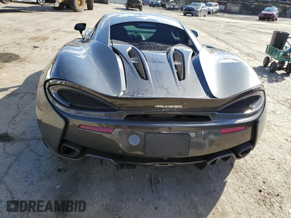 2017 McLaren 570S z VIN SBM13DAAXHW002218, wystawiony jako Copart lot #41875174 z przebiegiem 27 857 mil mil oraz . Historia ofert i sprzedaży dostępna na DreamBid. Obrazek 6.