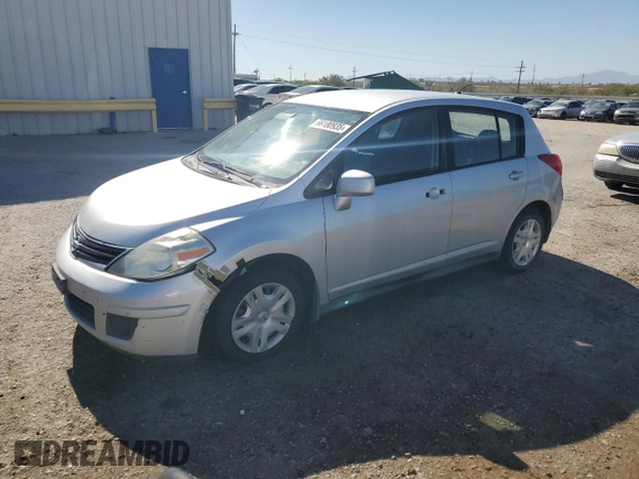 2010 Nissan Versa S z VIN 3N1BC1CP4AL380966, wystawiony jako Copart lot #66180935 z przebiegiem 166 770 mil mil oraz Czysty tytuł • Clean title. Historia ofert i sprzedaży dostępna na DreamBid. Obrazek 1.