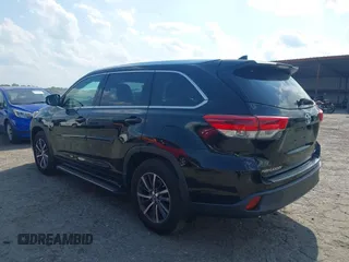 2018 Toyota Highlander SE with VIN 5TDJZRFH3JS825072, listed as a IAAI auction lot 42155887 with 110,920 mi miles and . Bid and sale history available at DreamBid. Image 3.