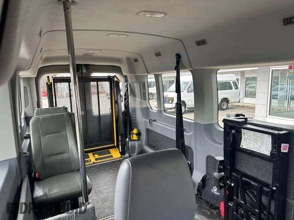 2018 Ford Transit Passenger XL z VIN 1FBZX2CM1JKA87138, wystawiony jako Copart lot #53706825 z przebiegiem 207 885 mil mil oraz Tytuł czysty. Historia ofert i sprzedaży dostępna na DreamBid. Obrazek 6.