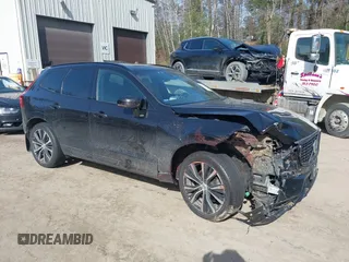 2023 Volvo XC60 Plus Dark Theme z VIN YV4L12RW1P1226384, wystawiony jako IAAI lot #41798305 z przebiegiem 88 622 mil mil oraz . Historia ofert i sprzedaży dostępna na DreamBid. Obrazek 1.