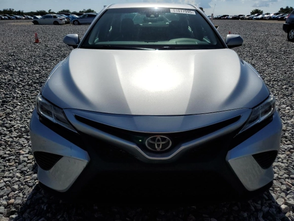 2018 Toyota Camry LE z VIN 4T1B11HK4JU053856, wystawiony jako Copart lot #61017095 z przebiegiem 134 977 mil mil oraz Szkoda całkowita • Salvage title. Historia ofert i sprzedaży dostępna na DreamBid. Obrazek 5.