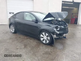2021 Tesla Model Y Standard Range with VIN 5YJYGDED9MF103989, listed as a IAAI auction lot 41482268 with 33,485 mi miles. Bid and sale history available at carsss.com. Image 1.