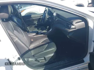 2023 Toyota Camry SE z VIN 4T1G11AK6PU770039, wystawiony jako IAAI lot #41375553 z przebiegiem 46 352 mil mil oraz . Historia ofert i sprzedaży dostępna na DreamBid. Obrazek 5.