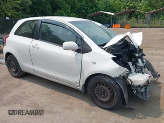 2010 Toyota Yaris z VIN JTDJT4K35A5302415, wystawiony jako IAAI lot #42416628 z przebiegiem 165 198 mil mil oraz . Historia ofert i sprzedaży dostępna na DreamBid. Obrazek 1.
