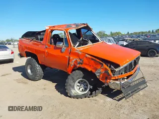 1985 Chevrolet Blazer K10 Utility HT z VIN 1G8EK18H5FF144613, wystawiony jako IAAI lot #40464314 z przebiegiem Nie podano mil oraz . Historia ofert i sprzedaży dostępna na DreamBid. Obrazek 1.