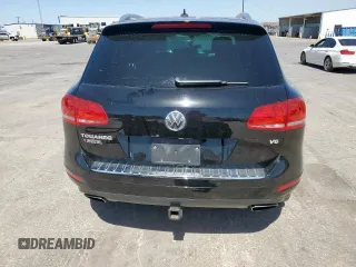 2013 Volkswagen Touareg Exec z VIN WVGEF9BPXDD007602, wystawiony jako Copart lot #50031785 z przebiegiem 93 859 mil mil oraz Szkody całkowita. Historia ofert i sprzedaży dostępna na DreamBid. Obrazek 6.