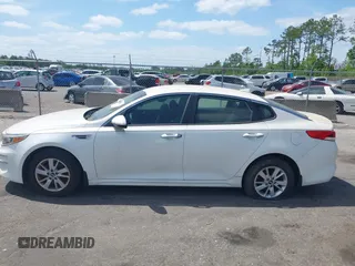 2016 Kia Optima LX z VIN KNAGT4L3XG5095972, wystawiony jako IAAI lot #42130422 z przebiegiem 103 420 mil mil oraz . Historia ofert i sprzedaży dostępna na DreamBid. Obrazek 14.
