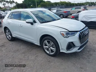 2022 Audi Q3 S line Premium Plus z VIN WA1EECF32N1065423, wystawiony jako IAAI lot #42081354 z przebiegiem 27 071 mil mil oraz . Historia ofert i sprzedaży dostępna na DreamBid. Obrazek 1.