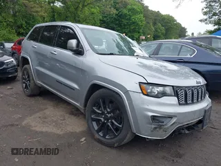 2019 Jeep Grand Cherokee Laredo E z VIN 1C4RJFAG5KC567003, wystawiony jako IAAI lot #42390239 z przebiegiem 82 505 mil mil oraz . Historia ofert i sprzedaży dostępna na DreamBid. Obrazek 1.