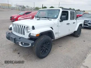 2023 Jeep Gladiator Overland z VIN 1C6HJTFG7PL566484, wystawiony jako IAAI lot #42424428 z przebiegiem 52 057 mil mil oraz . Historia ofert i sprzedaży dostępna na DreamBid. Obrazek 2.