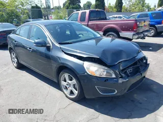 2013 Volvo S60 T5 Premier z VIN YV1612FS4D2202940, wystawiony jako IAAI lot #42272053 z przebiegiem 43 387 mil mil oraz . Historia ofert i sprzedaży dostępna na DreamBid. Obrazek 1.