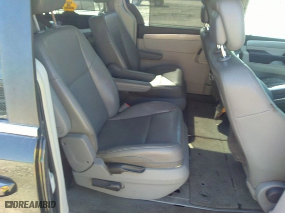 2014 Volkswagen Routan SE w/RSE & Navigation with VIN 2C4RVABG3ER134698, listed as a IAAI auction lot 41796736 with 110,282 mi miles. Bid and sale history available at carsss.com. Image 8.