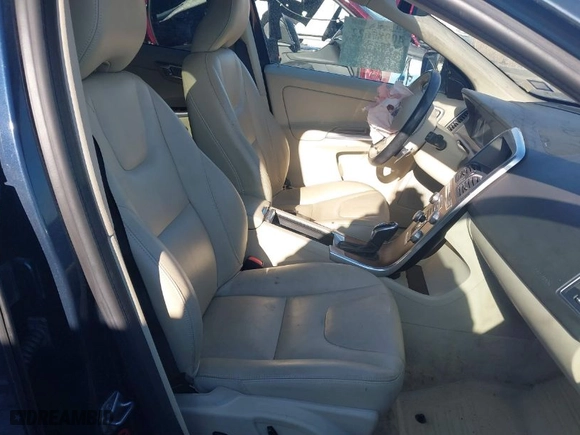 2015 Volvo XC60 T6 Platinum with VIN YV4902RM1F2648904, listed as a IAAI auction lot 40987622 with 80,745 mi miles. Bid and sale history available at carsss.com. Image 5.