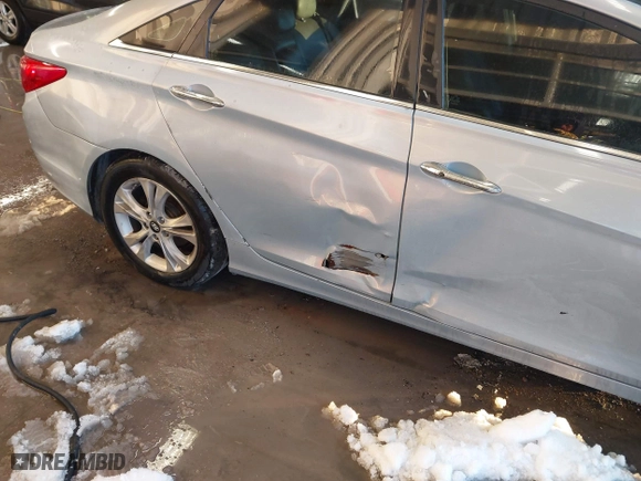 2013 Hyundai Sonata SE with VIN 5NPEC4AC3DH665190, listed as a IAAI auction lot 41124502 with 247,086 mi miles. Bid and sale history available at carsss.com. Image 6.