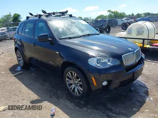 2013 BMW X5 xDrive50i z VIN 5UXZV8C54D0C15421, wystawiony jako IAAI lot #42298535 z przebiegiem 118 890 mil mil oraz . Historia ofert i sprzedaży dostępna na DreamBid. Obrazek 1.