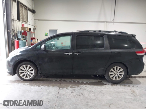 2012 Toyota Sienna XLE AAS z VIN 5TDYK3DC2CS197032, wystawiony jako IAAI lot #41942666 z przebiegiem 304 582 mil mil oraz . Historia ofert i sprzedaży dostępna na DreamBid. Obrazek 14.