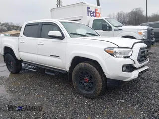 2021 Toyota Tacoma SR z VIN 3TYCZ5AN8MT027724, wystawiony jako IAAI lot #41565854 z przebiegiem Nie podano mil oraz . Historia ofert i sprzedaży dostępna na DreamBid. Obrazek 1.