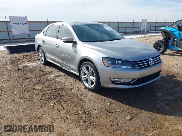 2014 Volkswagen Passat SEL Premium z VIN 1VWCN7A33EC013425, wystawiony jako IAAI lot #41381958 z przebiegiem 104 692 mil mil oraz . Historia ofert i sprzedaży dostępna na DreamBid. Obrazek 1.
