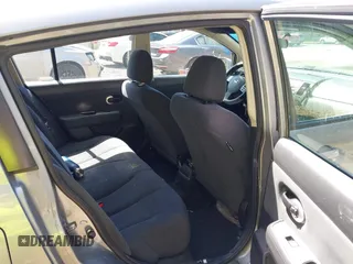 2009 Nissan Versa S z VIN 3N1BC13E19L455441, wystawiony jako IAAI lot #42148367 z przebiegiem 106 182 mil mil oraz . Historia ofert i sprzedaży dostępna na DreamBid. Obrazek 8.