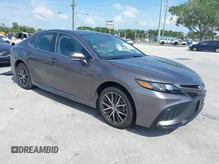 2024 Toyota Camry SE z VIN 4T1G11AK8RU901040, wystawiony jako IAAI lot #41977610 z przebiegiem 12 694 mil mil oraz . Historia ofert i sprzedaży dostępna na DreamBid. Obrazek 1.