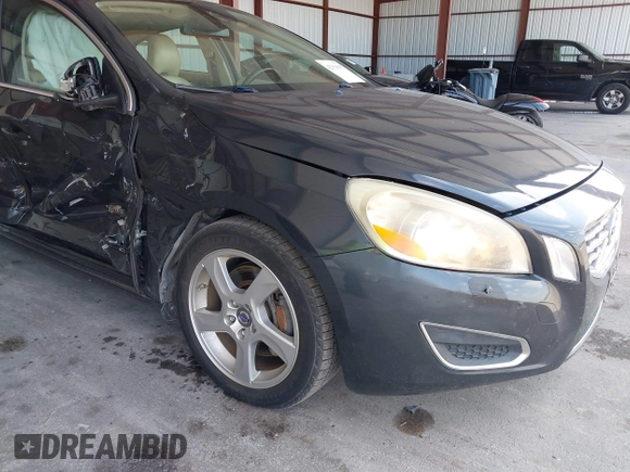 2013 Volvo S60 T5 Premier z VIN YV1612FS0D1216596, wystawiony jako IAAI lot #42311635 z przebiegiem 125 512 mil mil oraz . Historia ofert i sprzedaży dostępna na DreamBid. Obrazek 12.