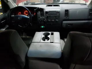2010 Toyota Tundra z VIN 5TFUW5F19AX101415, wystawiony jako Copart lot #56232545 z przebiegiem 167 081 mil mil oraz Czysty tytuł • Clean title. Historia ofert i sprzedaży dostępna na DreamBid. Obrazek 8.