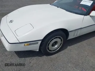 1985 Chevrolet Corvette z VIN 1G1YY0785F5139682, wystawiony jako IAAI lot #42097588 z przebiegiem 10 669 mil mil oraz . Historia ofert i sprzedaży dostępna na DreamBid. Obrazek 6.