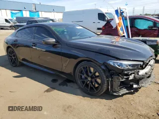 2022 BMW 8 Series M850i z VIN WBAGV8C03NCH58172, wystawiony jako Copart lot #71592504 z przebiegiem 25 854 mil mil oraz Czysty tytuł • Clean title. Historia ofert i sprzedaży dostępna na DreamBid. Obrazek 4.