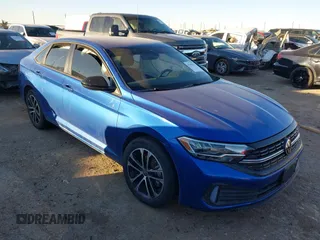 2024 Volkswagen Jetta Sport z VIN 3VWBM7BU7RM075033, wystawiony jako IAAI lot #41355703 z przebiegiem 6 370 mil mil oraz . Historia ofert i sprzedaży dostępna na DreamBid. Obrazek 1.