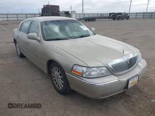 2007 Lincoln Town Car Signature z VIN 1LNHM81V47Y619241, wystawiony jako IAAI lot #41941558 z przebiegiem 156 456 mil mil oraz . Historia ofert i sprzedaży dostępna na DreamBid. Obrazek 1.