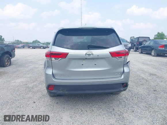 2018 Toyota Highlander SE z VIN 5TDKZRFH4JS544239, wystawiony jako IAAI lot #42429079 z przebiegiem 121 406 mil mil oraz . Historia ofert i sprzedaży dostępna na DreamBid. Obrazek 16.