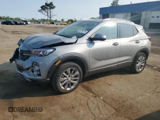 2023 Buick Encore GX Essence z VIN KL4MMGSL6PB136373, wystawiony jako Copart lot #58770175 z przebiegiem 12 634 mil mil oraz Szkoda całkowita • Salvage title. Historia ofert i sprzedaży dostępna na DreamBid. Obrazek 1.