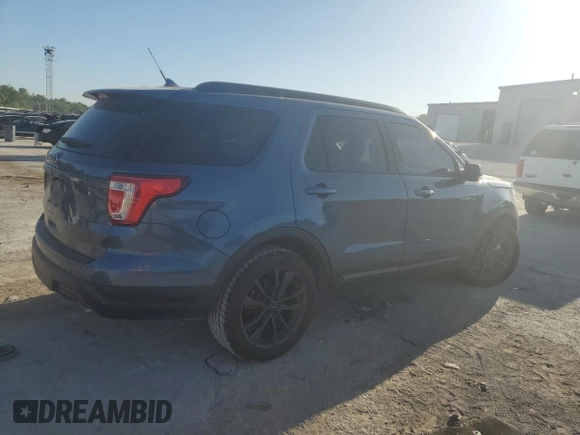 2018 Ford Explorer XLT z VIN 1FM5K7D86JGB07924, wystawiony jako Copart lot #56415575 z przebiegiem 151 540 mil mil oraz Szkody całkowita. Historia ofert i sprzedaży dostępna na DreamBid. Obrazek 3.