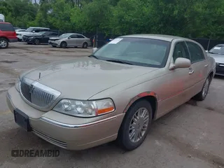 2009 Lincoln Town Car Signature Limited z VIN 2LNHM82V49X617314, wystawiony jako IAAI lot #42307140 z przebiegiem 85 385 mil mil oraz . Historia ofert i sprzedaży dostępna na DreamBid. Obrazek 2.