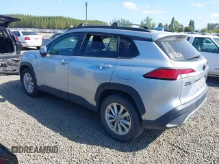 2022 Toyota Corolla Cross LE z VIN 7MUCAABG1NV021010, wystawiony jako IAAI lot #42082415 z przebiegiem 30 395 mil mil oraz . Historia ofert i sprzedaży dostępna na DreamBid. Obrazek 3.