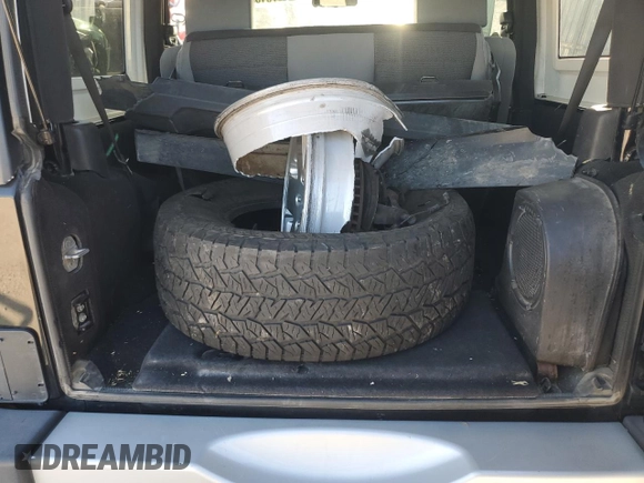 2010 Jeep Wrangler Sahara z VIN 1J4AA5D1XAL227305, wystawiony jako Copart lot #70165554 z przebiegiem Nie podano mil oraz Szkoda całkowita • Salvage title. Historia ofert i sprzedaży dostępna na DreamBid. Obrazek 14.