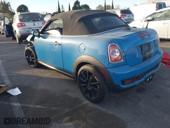 2013 MINI Roadster S z VIN WMWSY3C55DT594628, wystawiony jako IAAI lot #41316950 z przebiegiem 77 399 mil mil oraz . Historia ofert i sprzedaży dostępna na DreamBid. Obrazek 3.