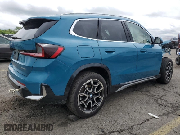 2025 BMW X1 xDrive28i z VIN WBX73EF06S5070458, wystawiony jako Copart lot #59026785 z przebiegiem Nie podano mil oraz Szkoda całkowita • Salvage title. Historia ofert i sprzedaży dostępna na DreamBid. Obrazek 3.