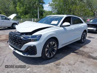 2025 Audi Q8 Premium Plus z VIN WA1EVBF18SD011370, wystawiony jako IAAI lot #42033326 z przebiegiem 164 mil mil oraz . Historia ofert i sprzedaży dostępna na DreamBid. Obrazek 2.